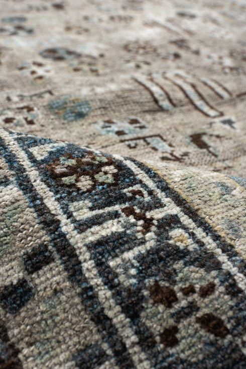 Antique Shiraz Area Rug (4' x 7')